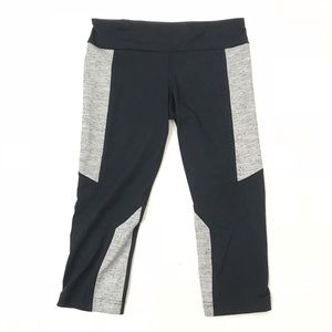 Under armour women’s cropped athletic leggings